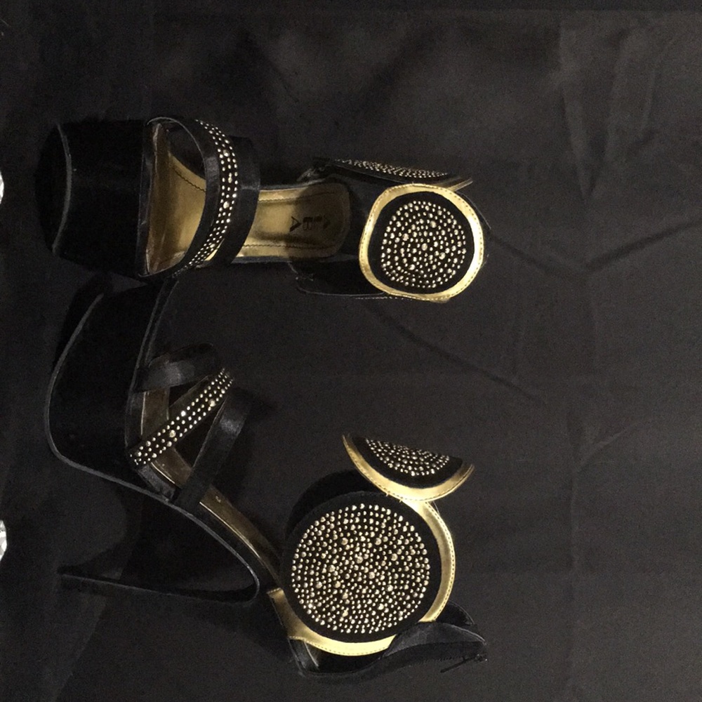 8 1/2 Black & Gold Gipsy style heels